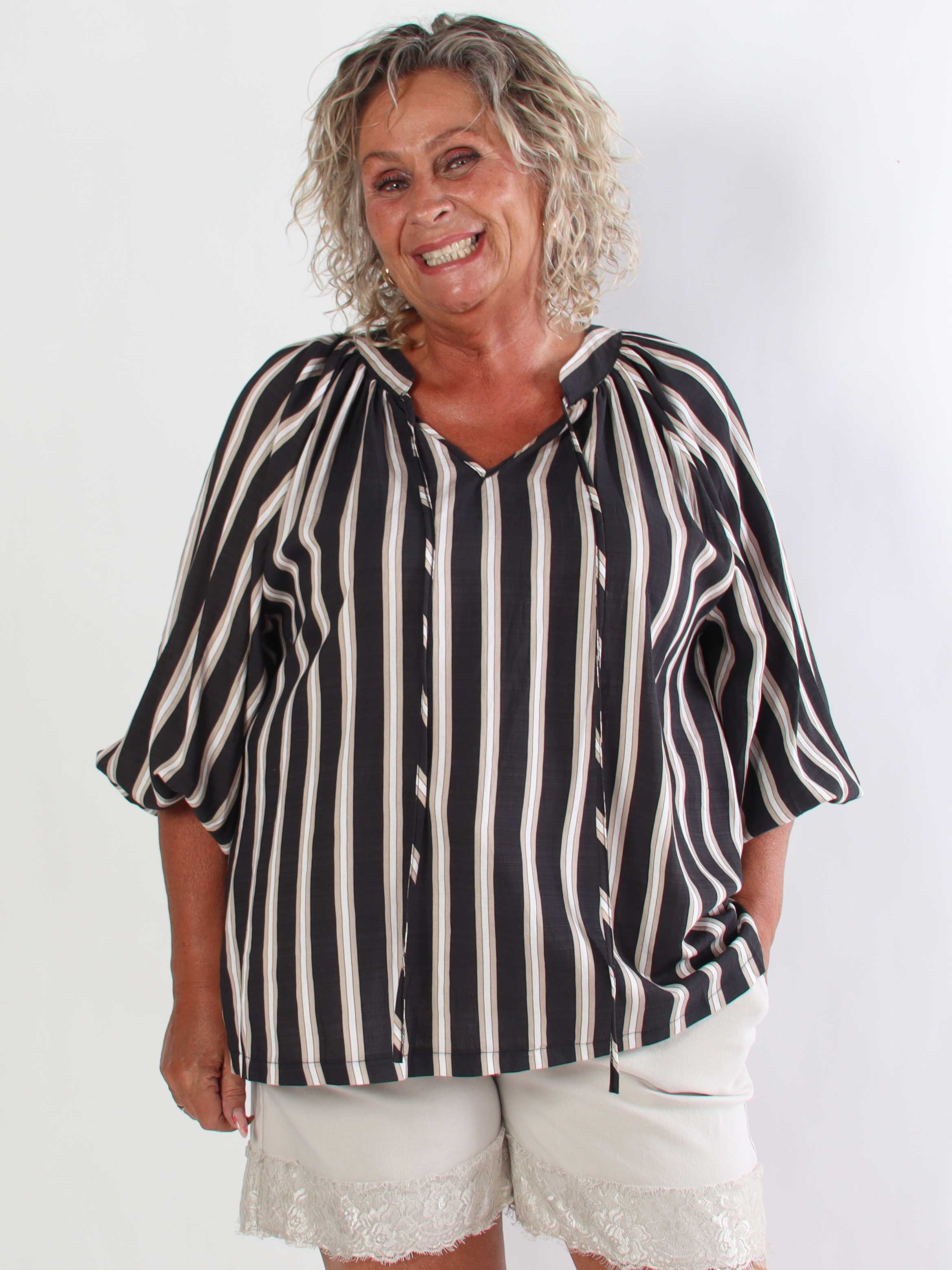 Amidala Shirt - Stribet plus size tunika i let viskoseblanding med smukke ballonærmer